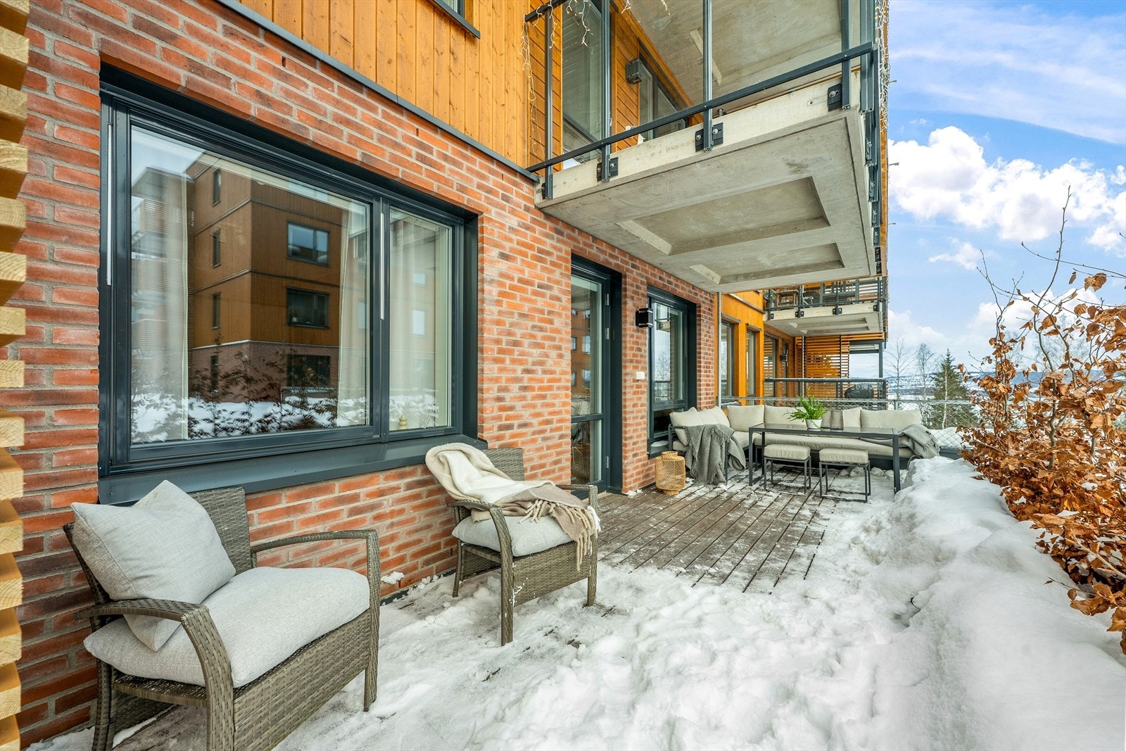 Leilighetens beliggenhet i 1. etasje gir en vesentlig større uteplass på hele 16 kvm Galleribilde