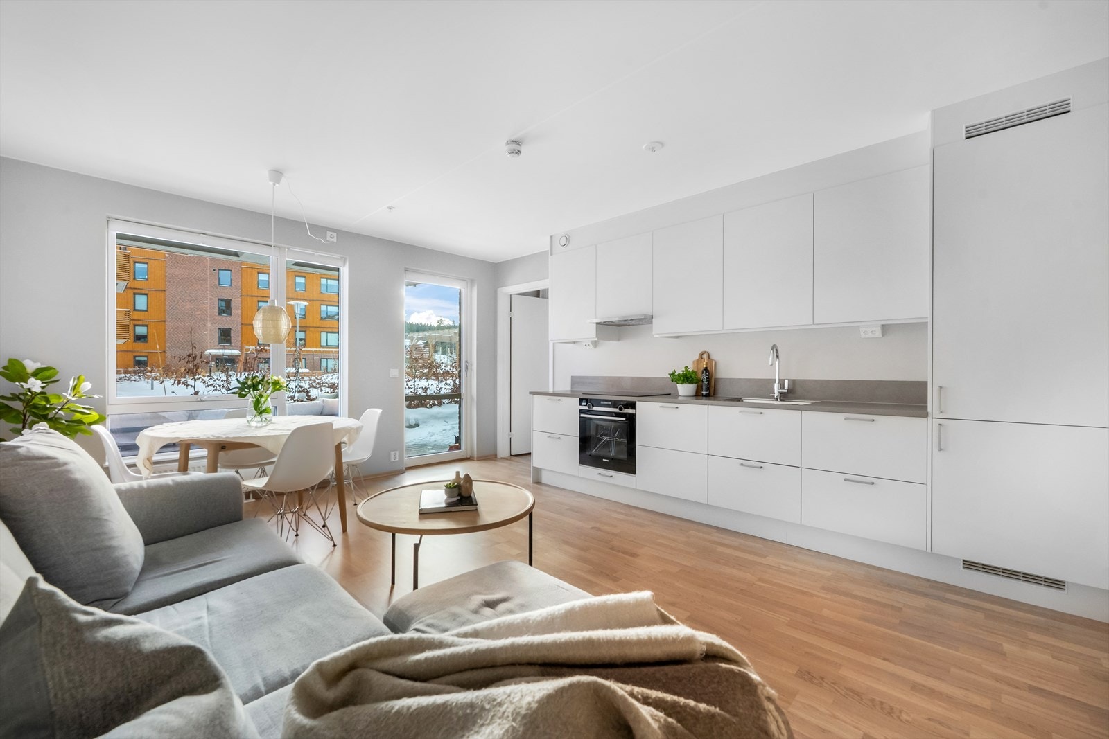 Leiligheter er lys og innbydende med plass til både spisestue og sofaløsning Galleribilde