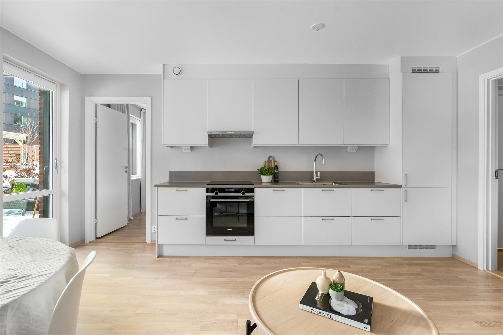 Kjøkkeninnredningen har godt utnyttet oppbevaringsplass med store skuffer og takhøye overskap Galleribilde