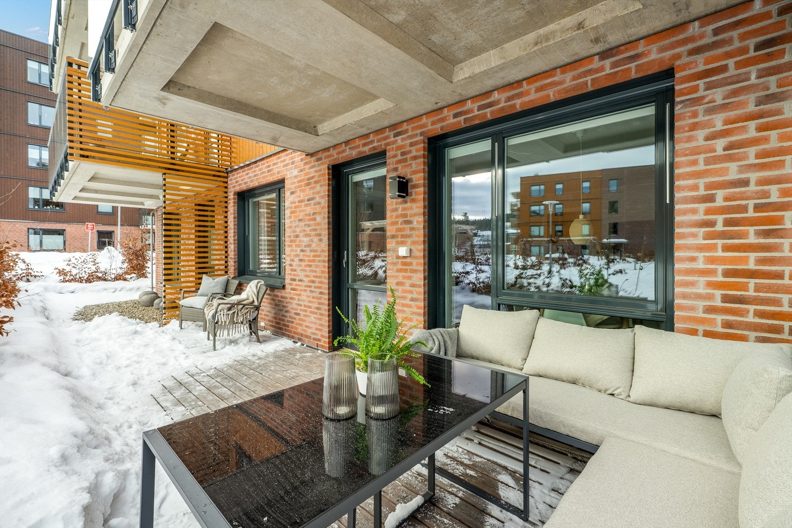 Her er det god plass til flere sittegrupper, samt grill og matlagingsplass Galleribilde