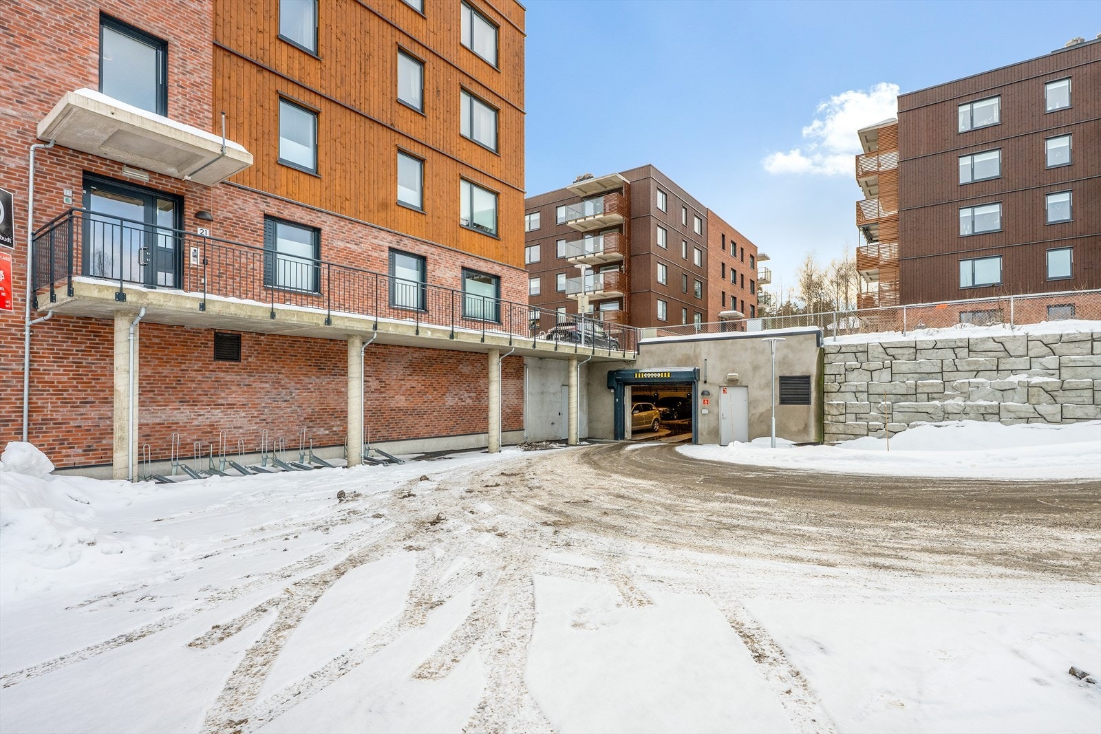 Det er garasjeanlegg med sykkelparkering og boder under bygget. Det medfølger ikke garasjeplass. Galleribilde