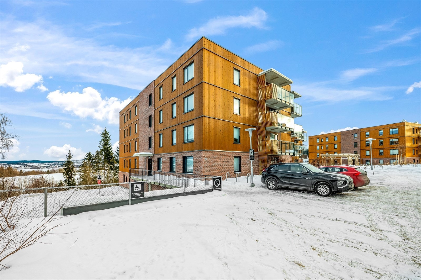 Foran blokken er det flere gjesteparkeringsplasser. Det er også gode muligheter for parkering langs veien ned til blokkene. Galleribilde