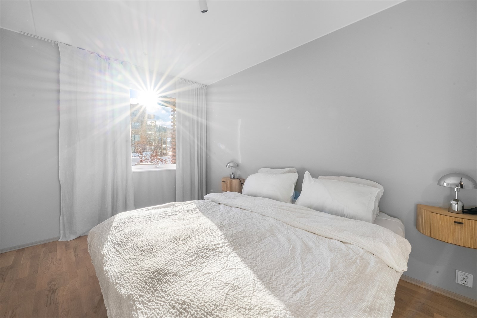 Soverommet vender ut mot fellesområdet, som gir frodig utsyn på sommerstid Galleribilde