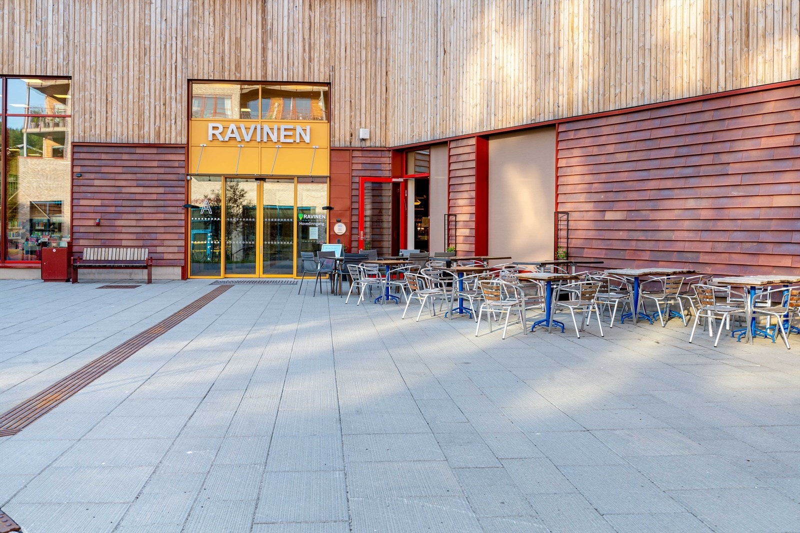 Ravinen har helsetjenester og kulturtilbud med blant annet bibliotek, helsestasjon, legesenter, fysioterapi og kafé Galleribilde