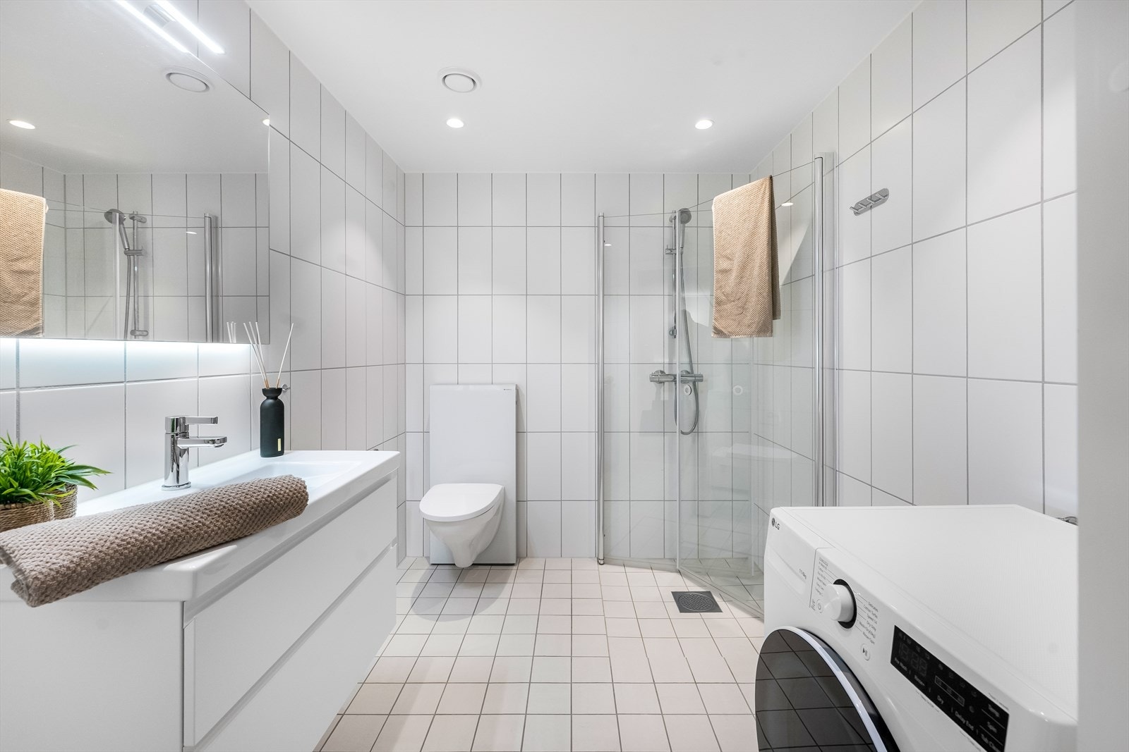 Badet er av fin størrelse med alt du trenger, i tillegg til ytterligere møblement om ønskelig Galleribilde