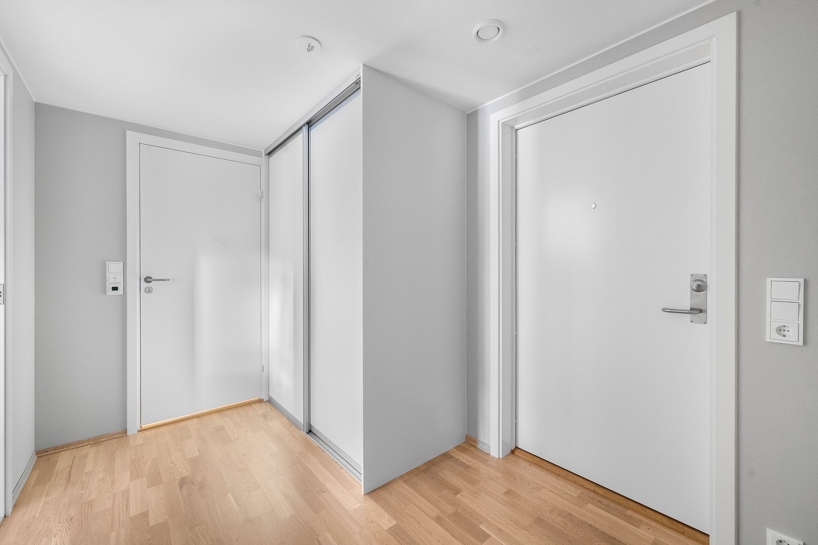 Her er det i dag en romslig skyvedørsgarderobe med plass til yttertøy og sesongklær, samt støvsuger, styrkebrett og annet praktisk Galleribilde