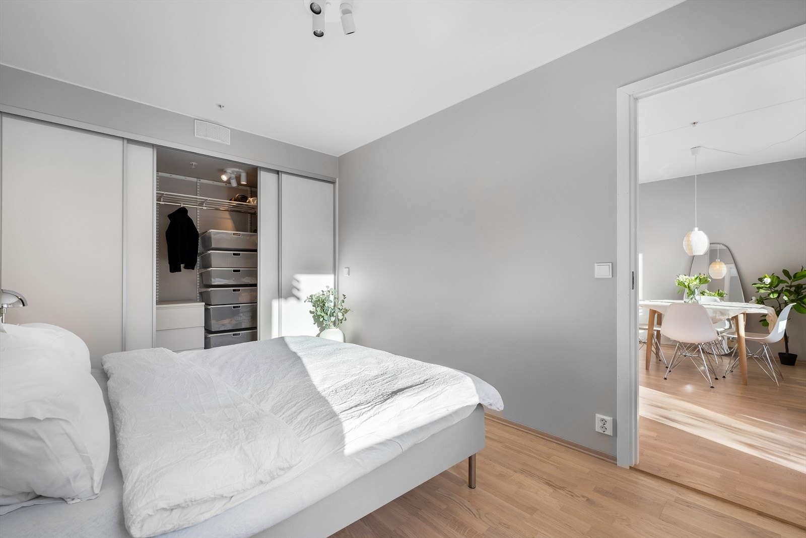 Fire skyvedører skjuler en svært romslig garderobe/bod med plass til kommode og flere skuffer og hengere Galleribilde