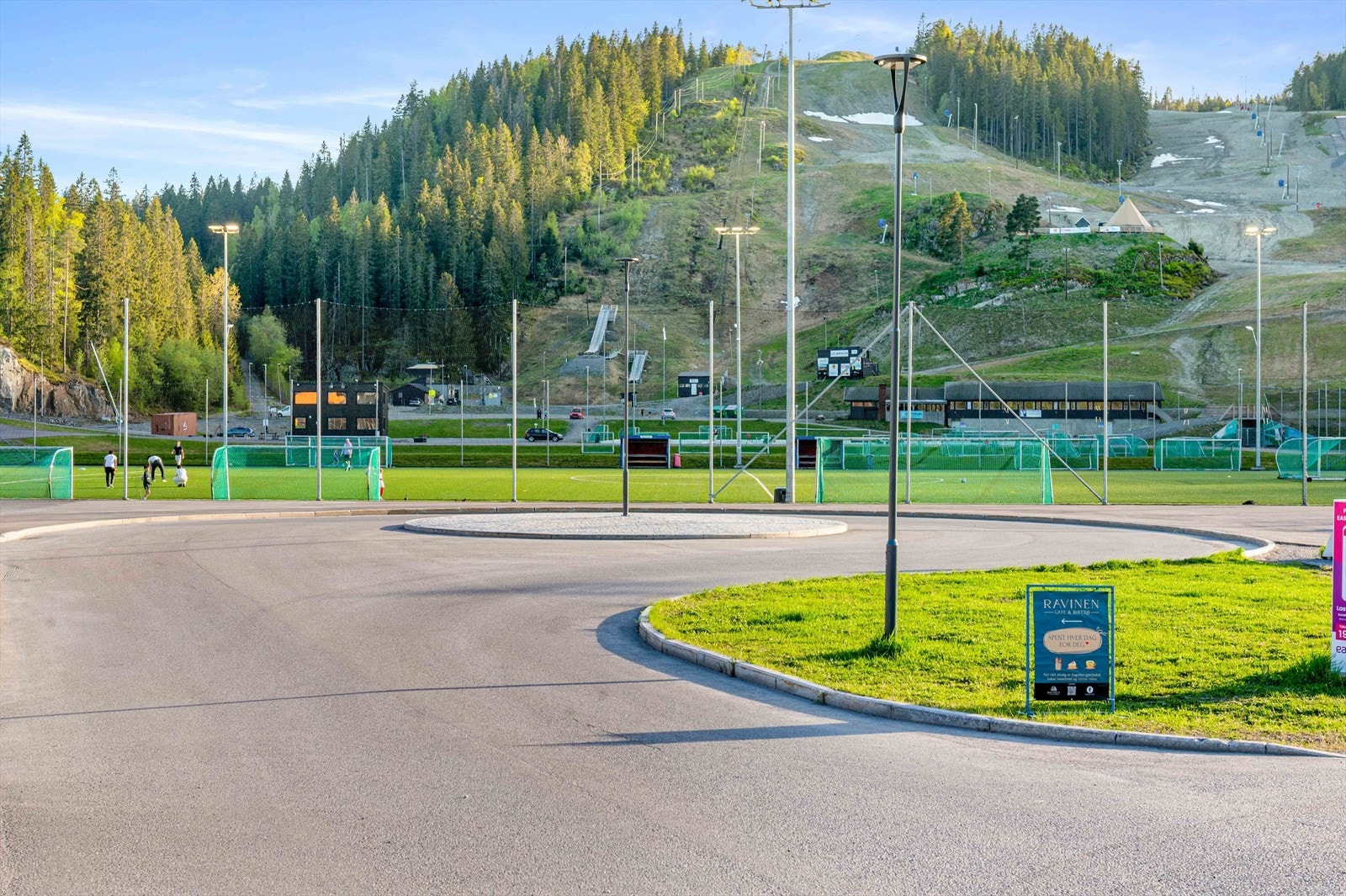 Marikollen idrettsanlegg byr på alpintsenter, langrennsarena, kunstgressbaner, volleyball, skating og akebakker Galleribilde