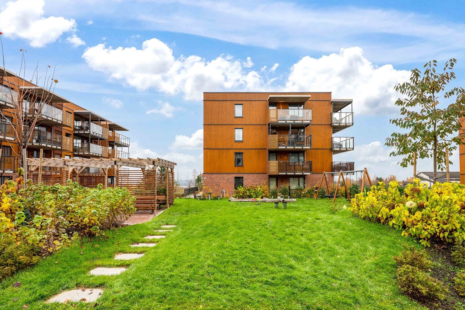 Fellesområdene er hyggelig opparbeidet og gir en frodig uteplass på sommerstid Galleribilde