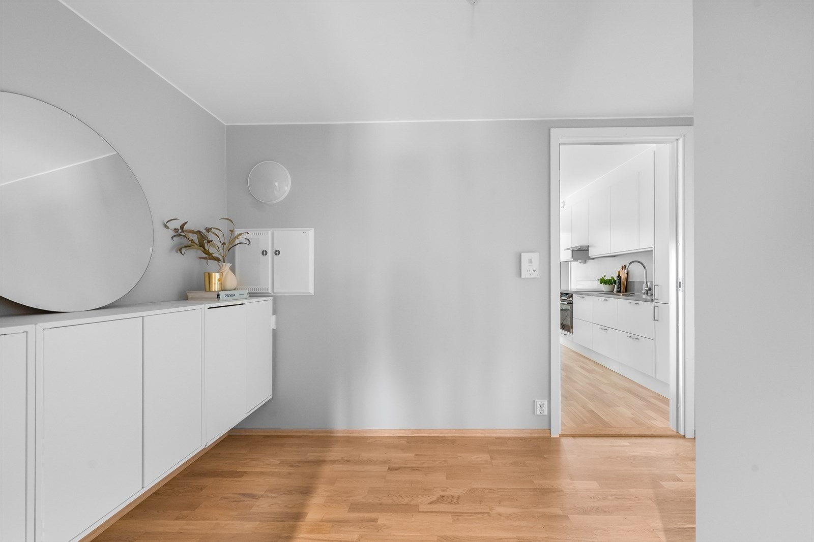 Leilighetens inngangsparti har god plass til oppbevaringsmøblement og garderober Galleribilde