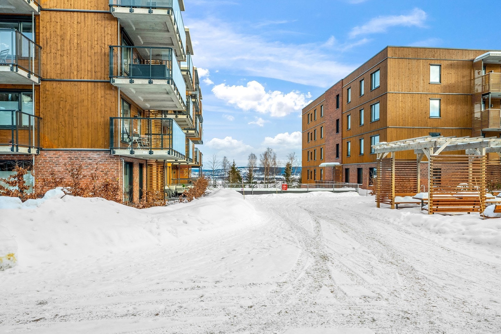 Leiligheten vender ut mot fellesarealet. På sommerstid vil hekken skjerme mye av innsynet Galleribilde