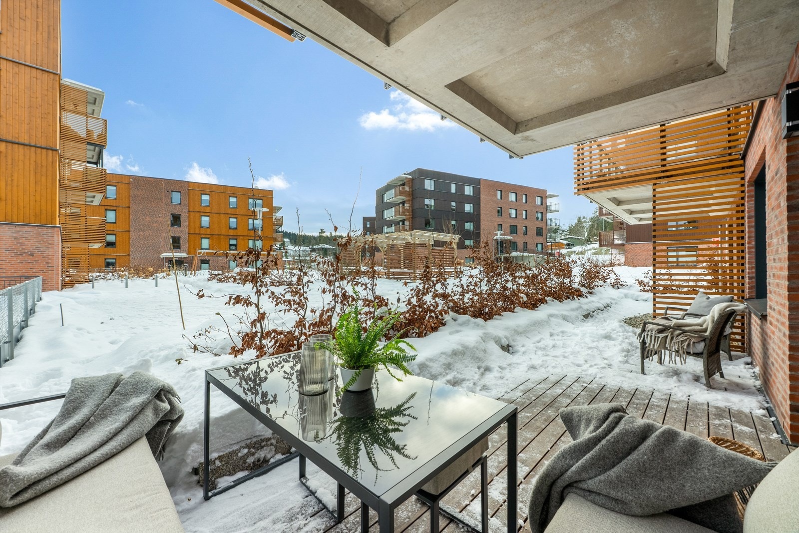 Den sydvendte terrassen vender mot fellesområdet og gir optimale solforhold fra tidlig morgen til ca. kl. 19 på sommerstid Galleribilde