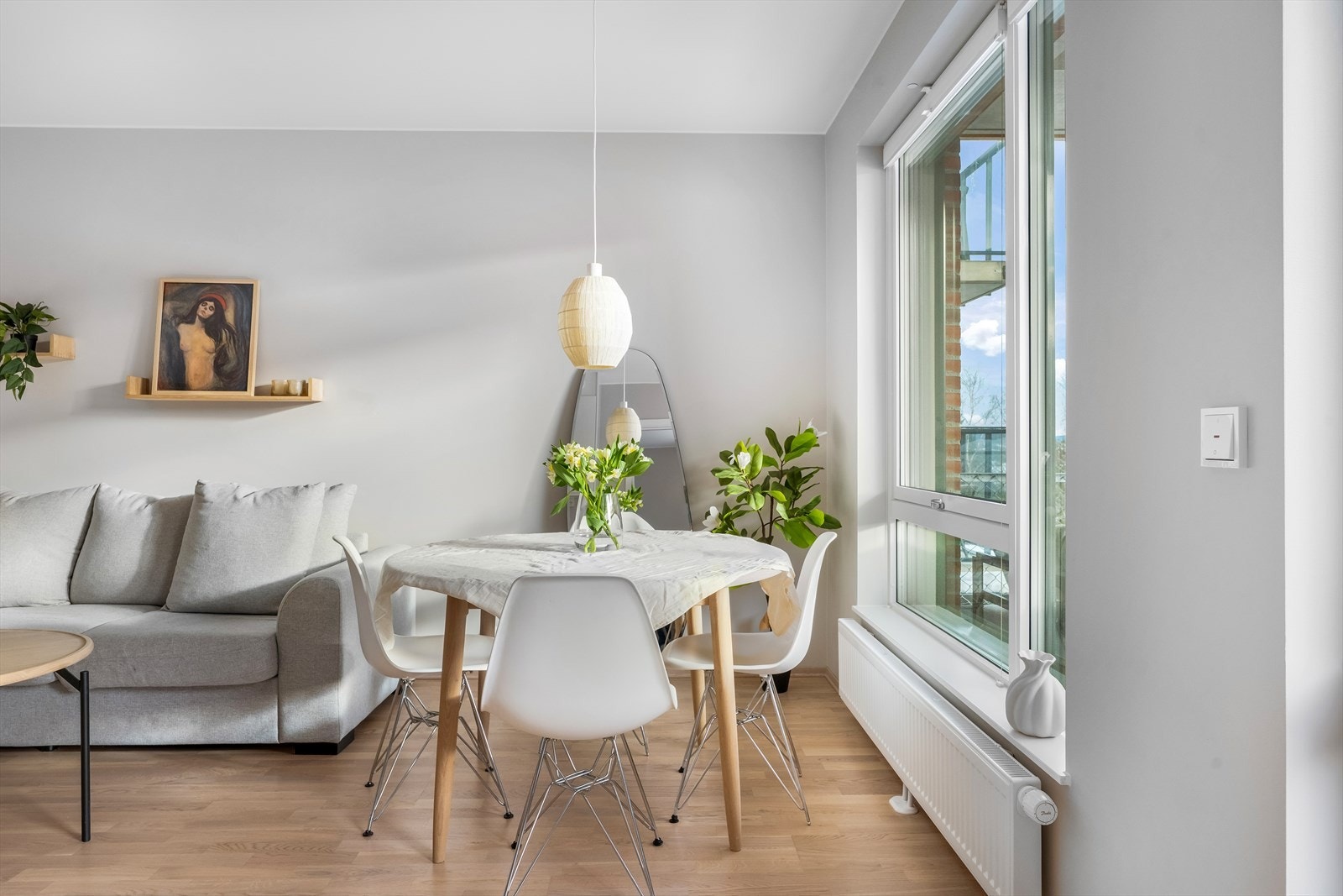 Det er plass til spisebord ved vinduene, som byr på flott dagslys og fin utsikt! Galleribilde