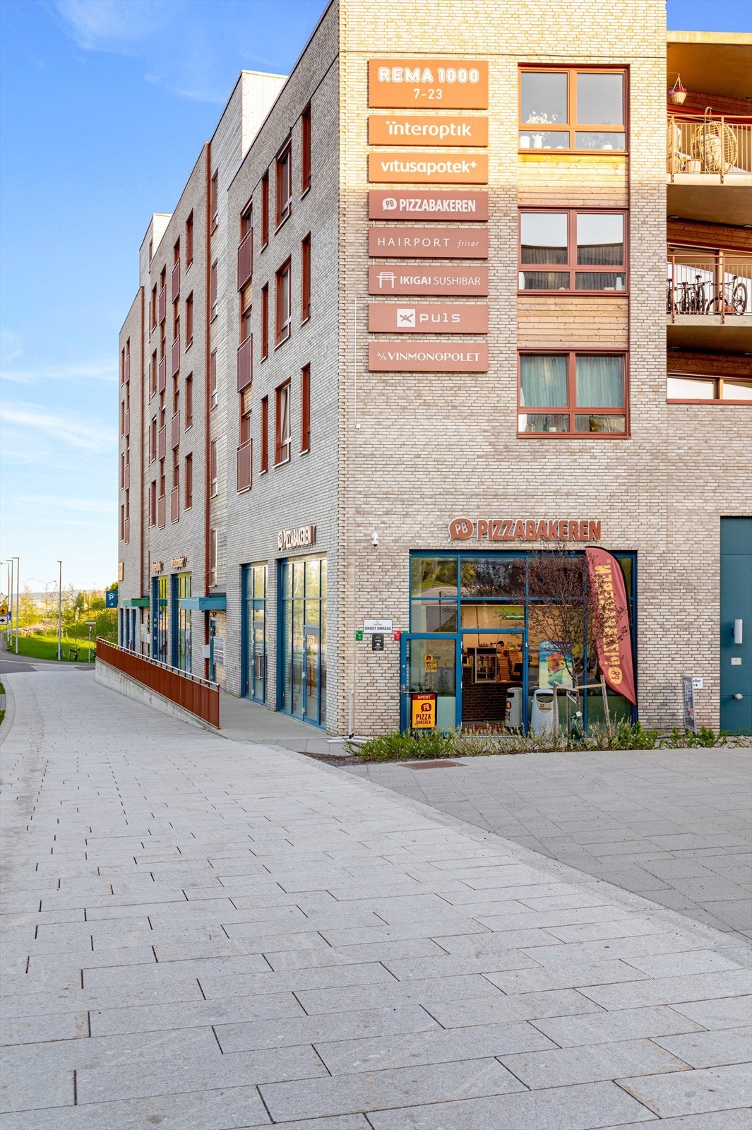 Her finner du blant annet matvarebutikk, apotek, frisør, vinmonopolet og spisesteder Galleribilde