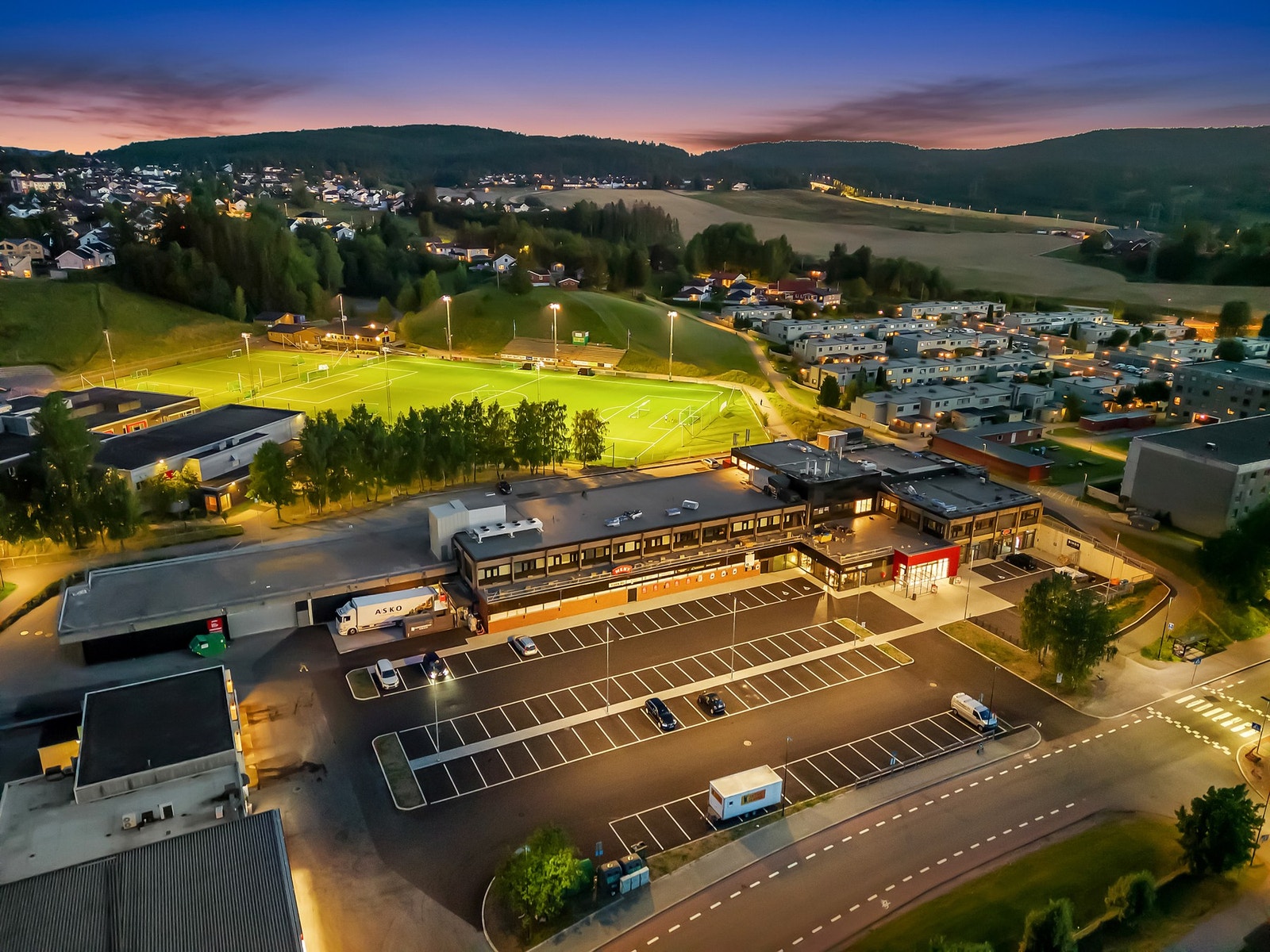 Skjetten senter ligger innen gangavstand fra boligen. Senteret har dagligvare, apotek, helsesenter og flere butikker. Parkeringsanlegget har 200 plasser under tak og ute. Galleribilde