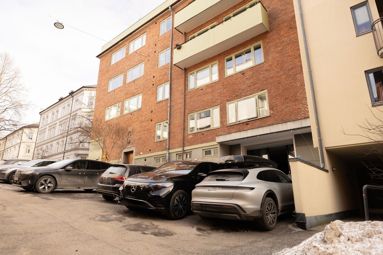 To private parkeringsplasser rett utenfor. Montert privat elbillader (november 2024). Galleribilde