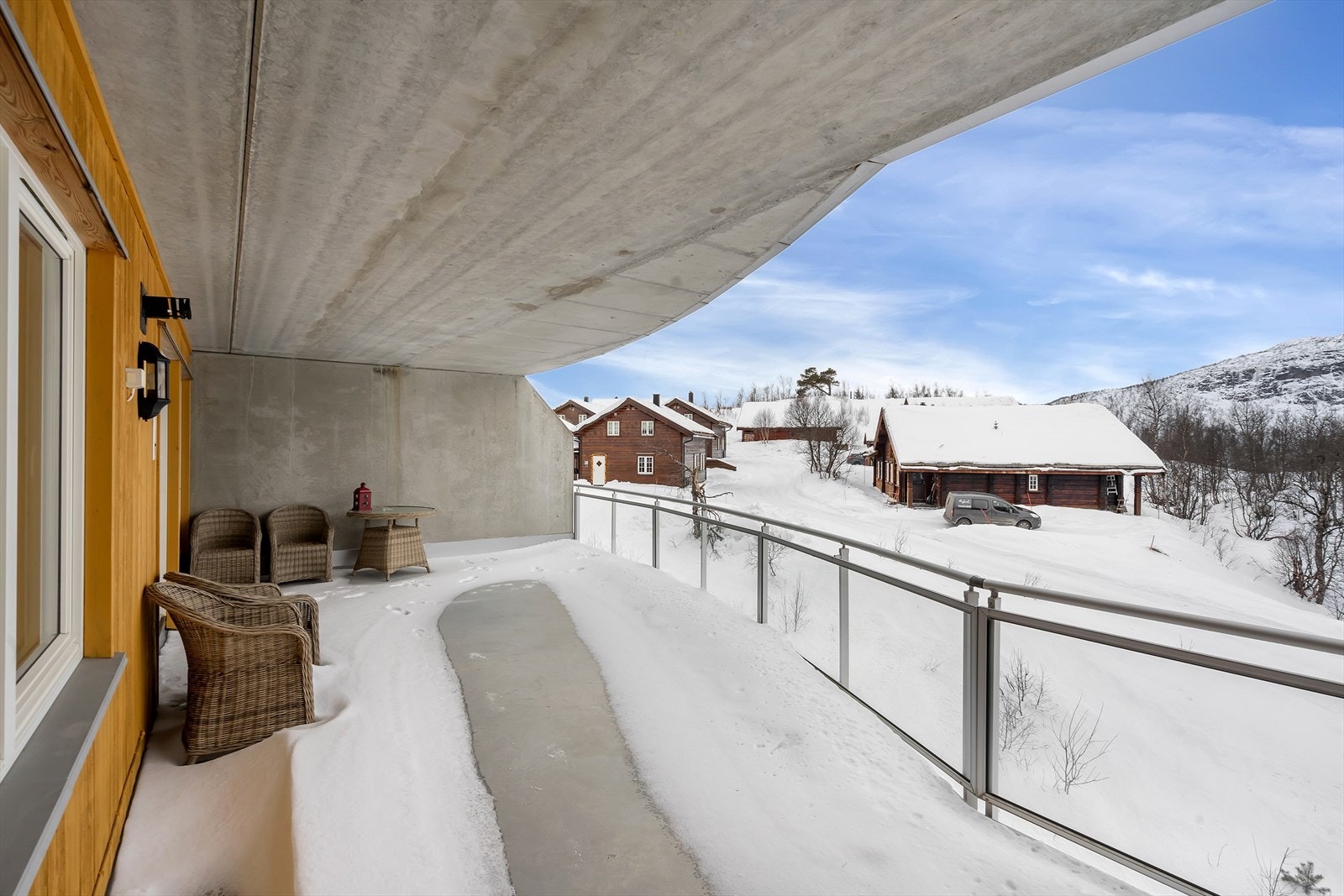Meget romslig balkong med gode solforhold på ettermiddag og kveld. Galleribilde