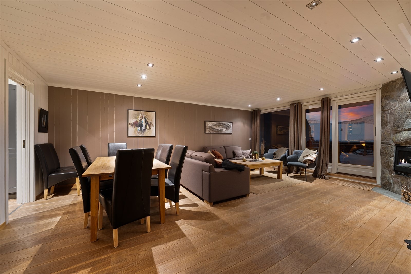 Romslig stue med plass til både sofagruppe og spisestue. Galleribilde