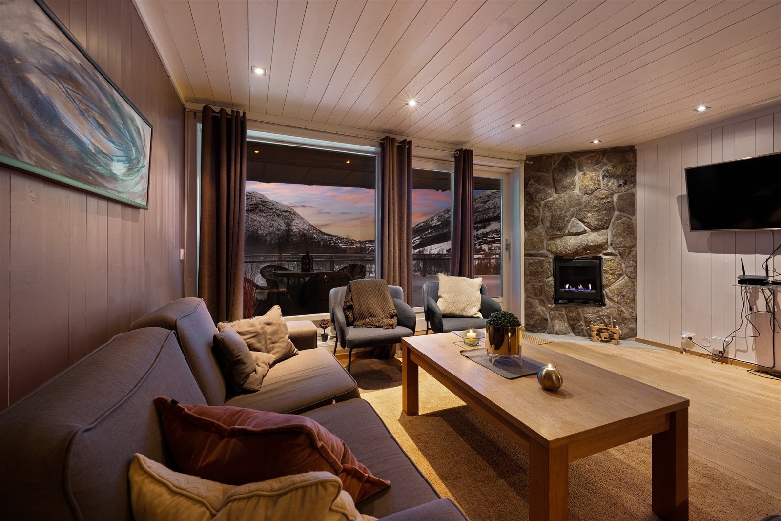 Nydelig utsikt fra stuen mot bakken. Galleribilde