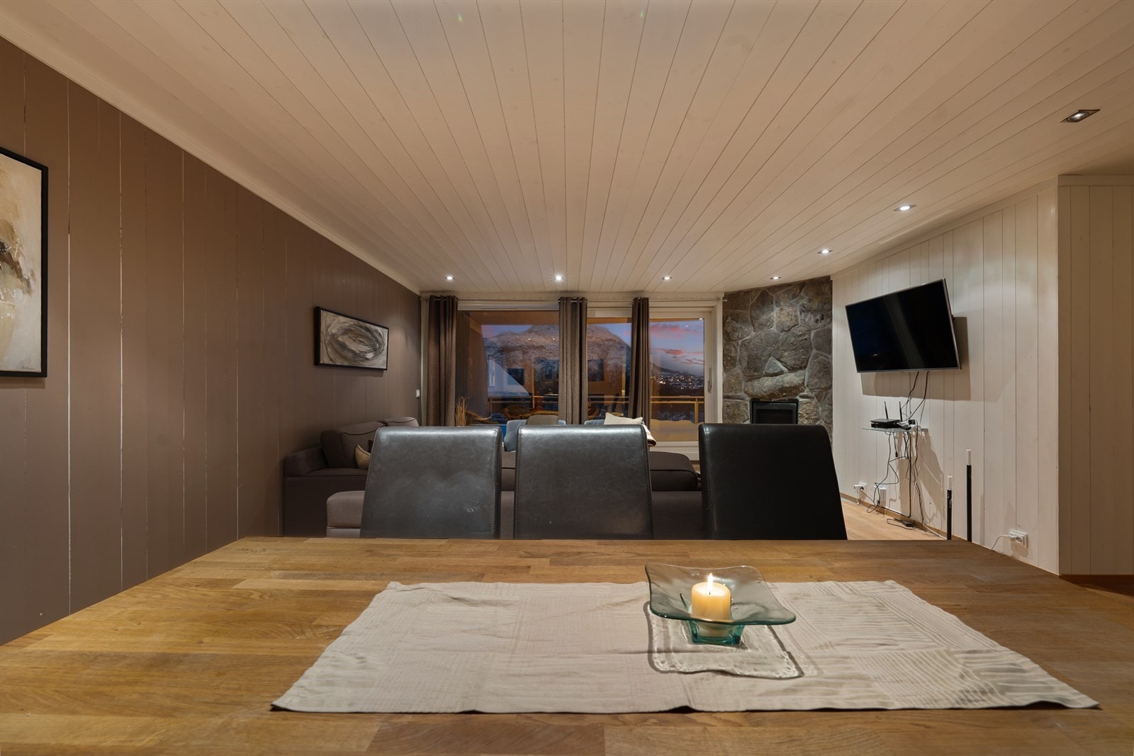 Leiligheten har parkettgulv og panel på veggene. Galleribilde