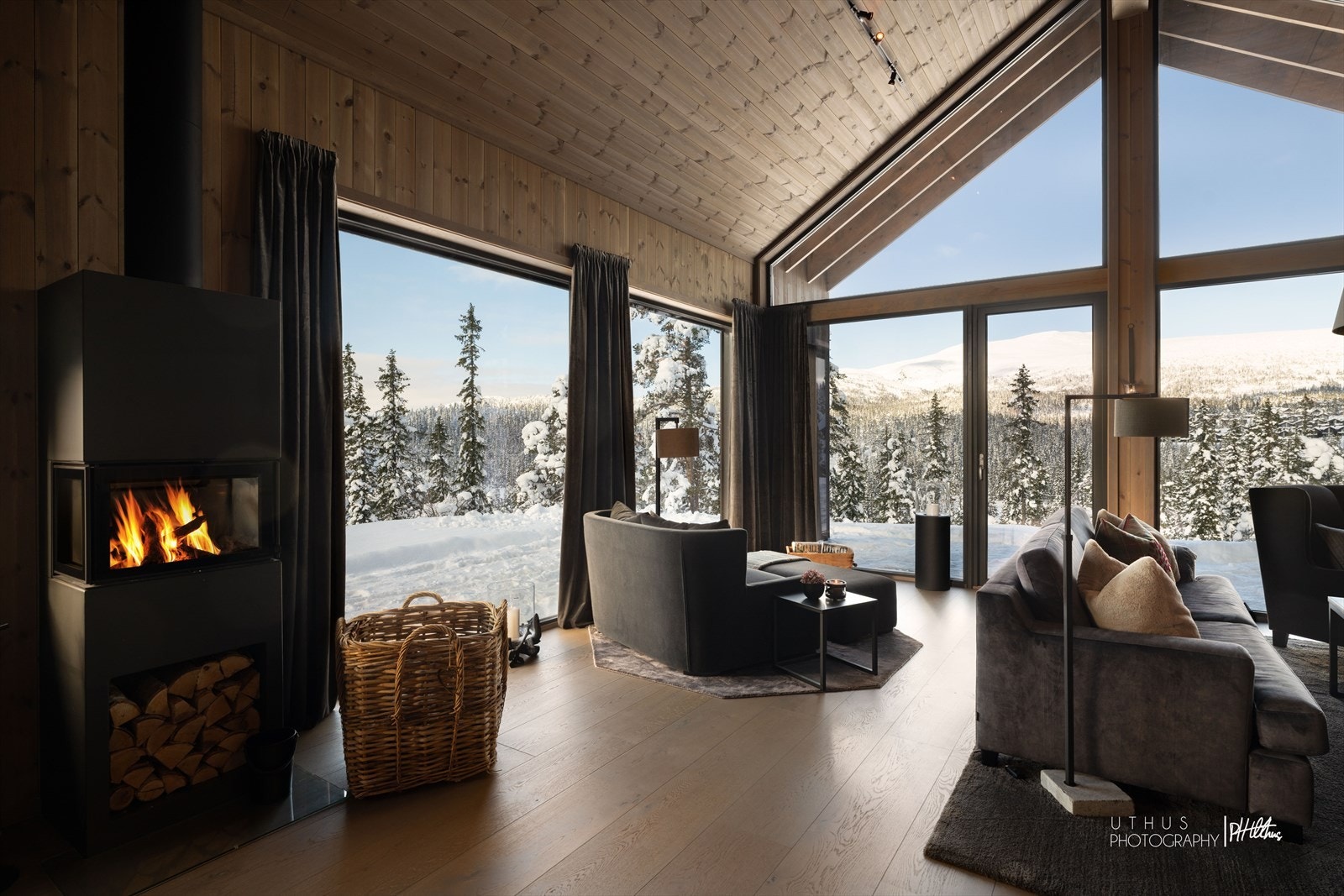 Stuen har kaminpeis plassert og store 2-lags isoler/energiglass vinduer fra 2019 med solskjerming Galleribilde