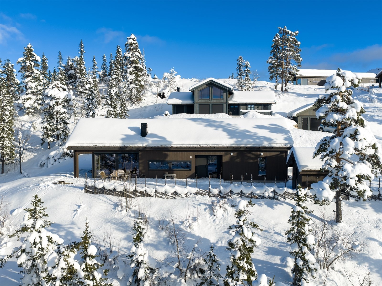 Hytten ligger skjermet til i et område regulert til fritidsbolig Galleribilde