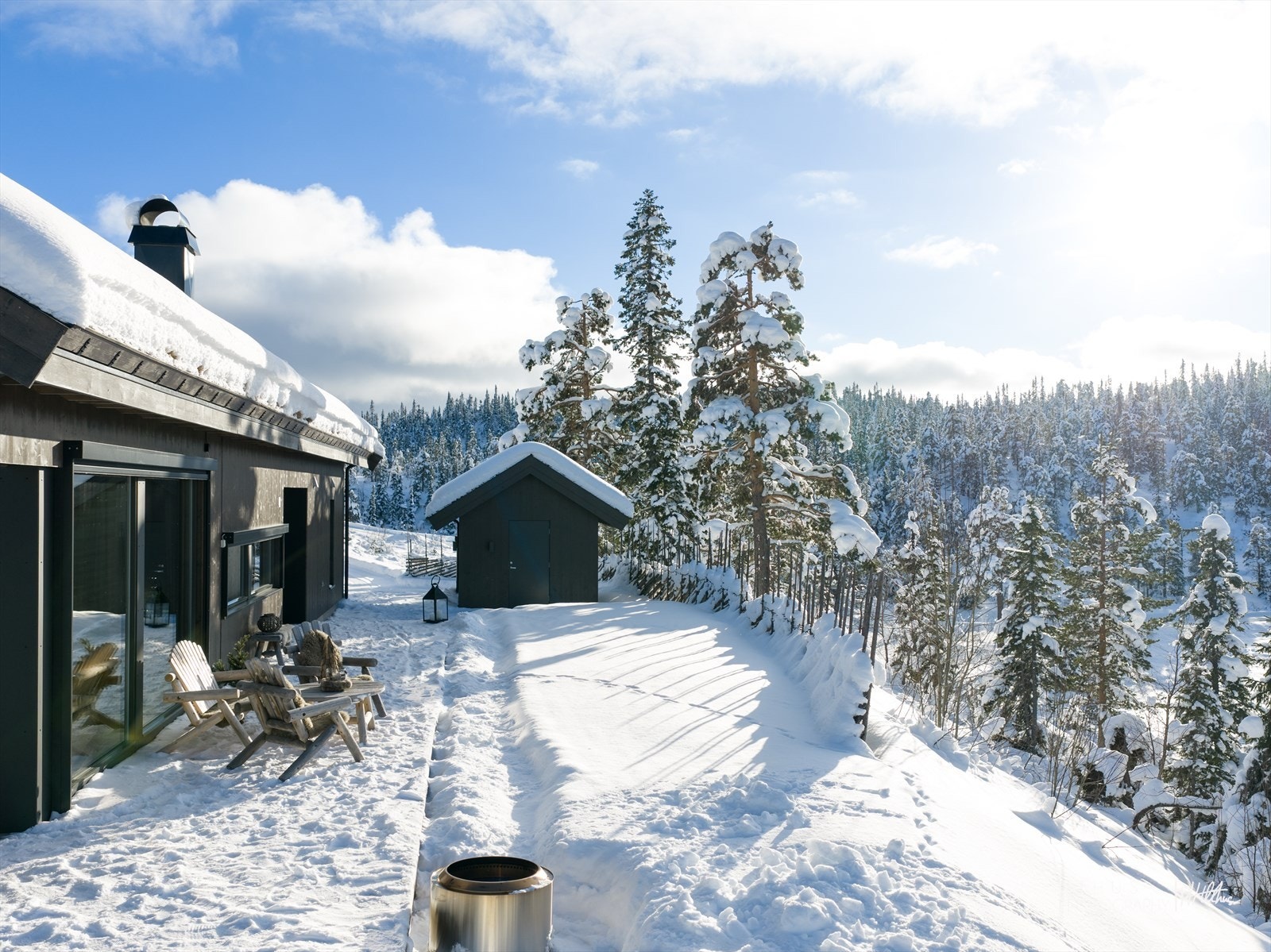 Hytten ligger i naturskjønne omgivelser Galleribilde