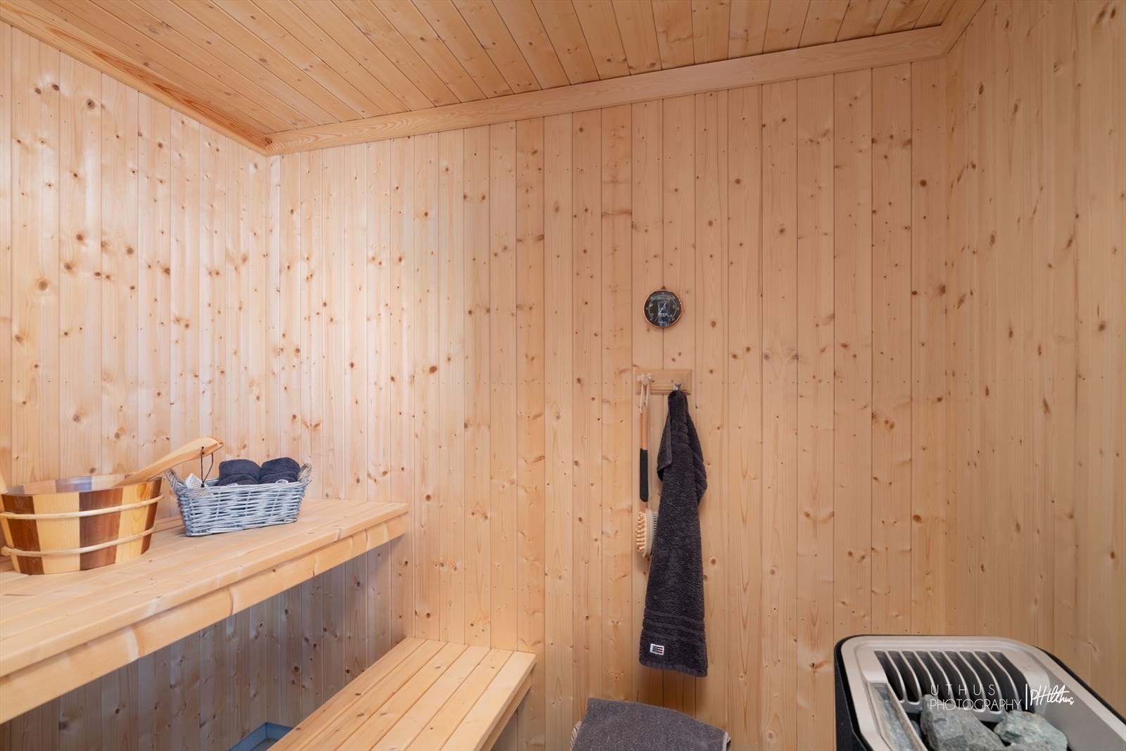 Badstue i tilknytning til bad utstyrt med badstuovn fra Tylø Galleribilde