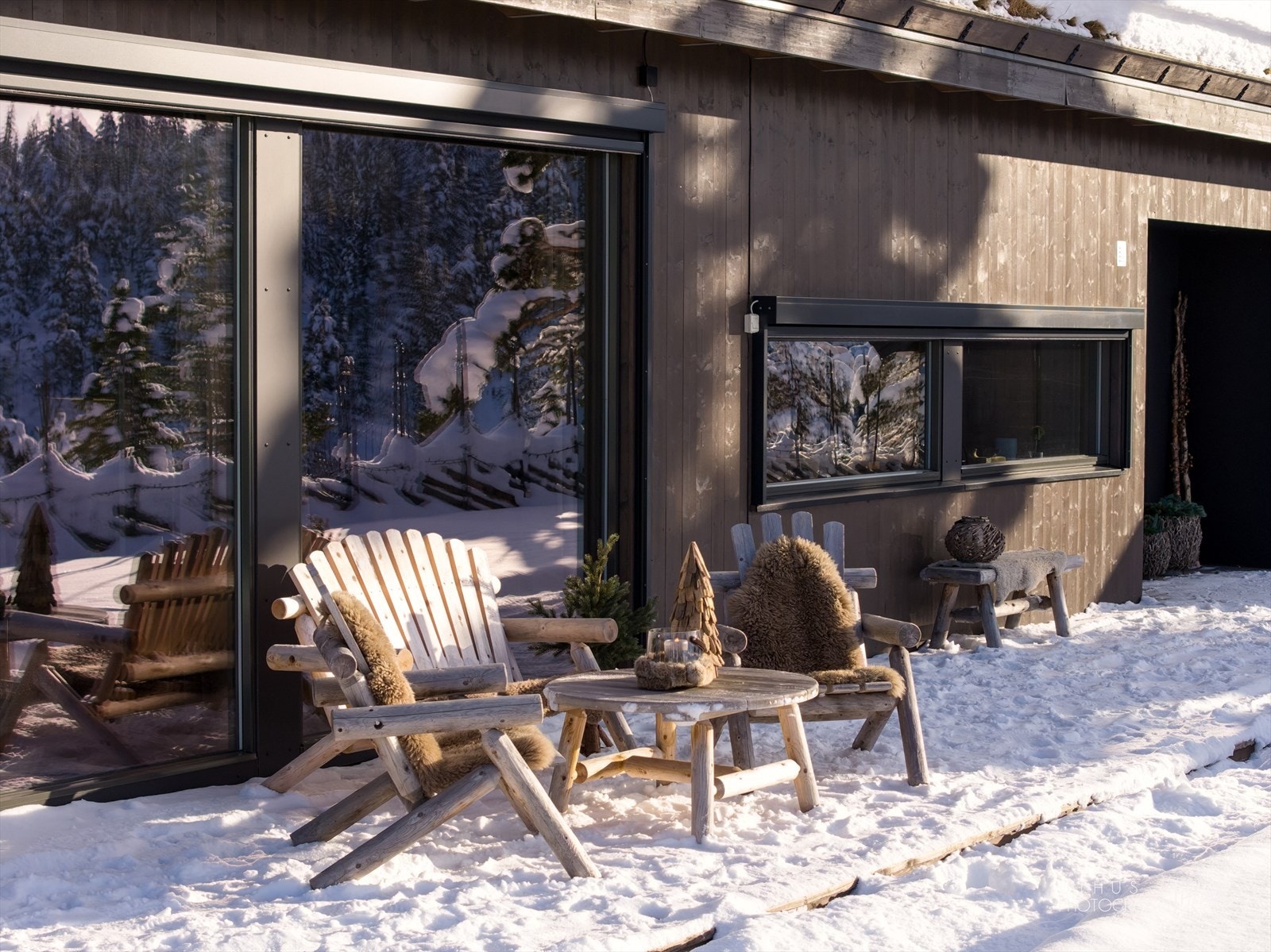 Hytten har en nordvestvendt terrasse på ca 61 kvm Galleribilde