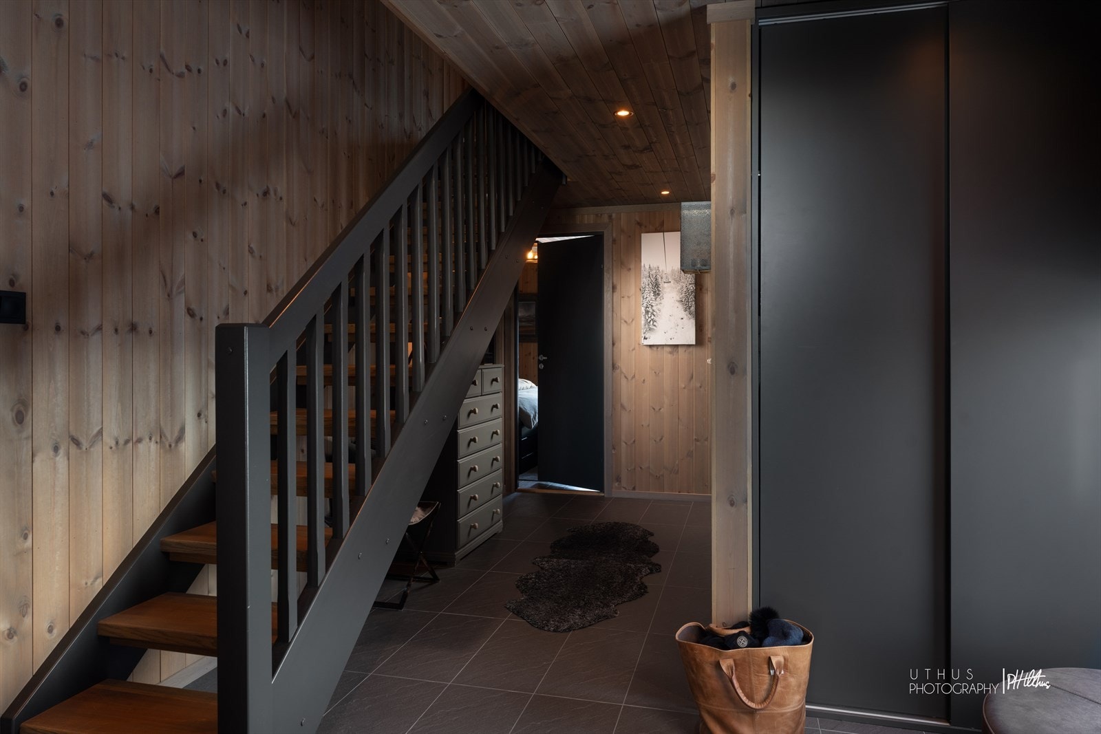 Inngangsparti med malt tretrapp som går fra entré til hyttens loft Galleribilde