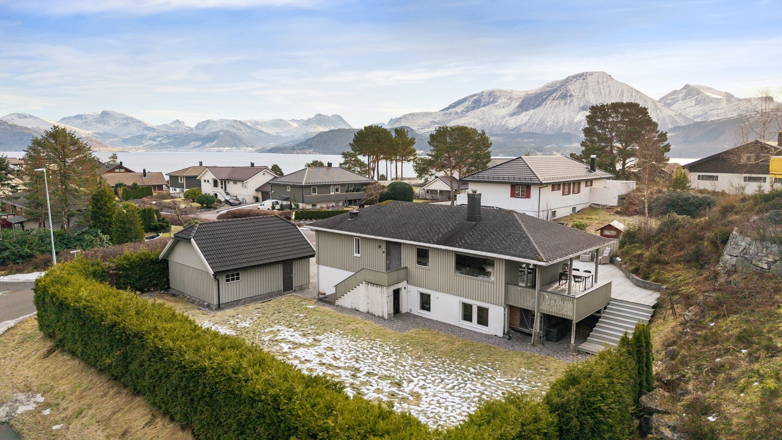 Dronebilde av eiendommen tatt fra nrodvest Galleribilde