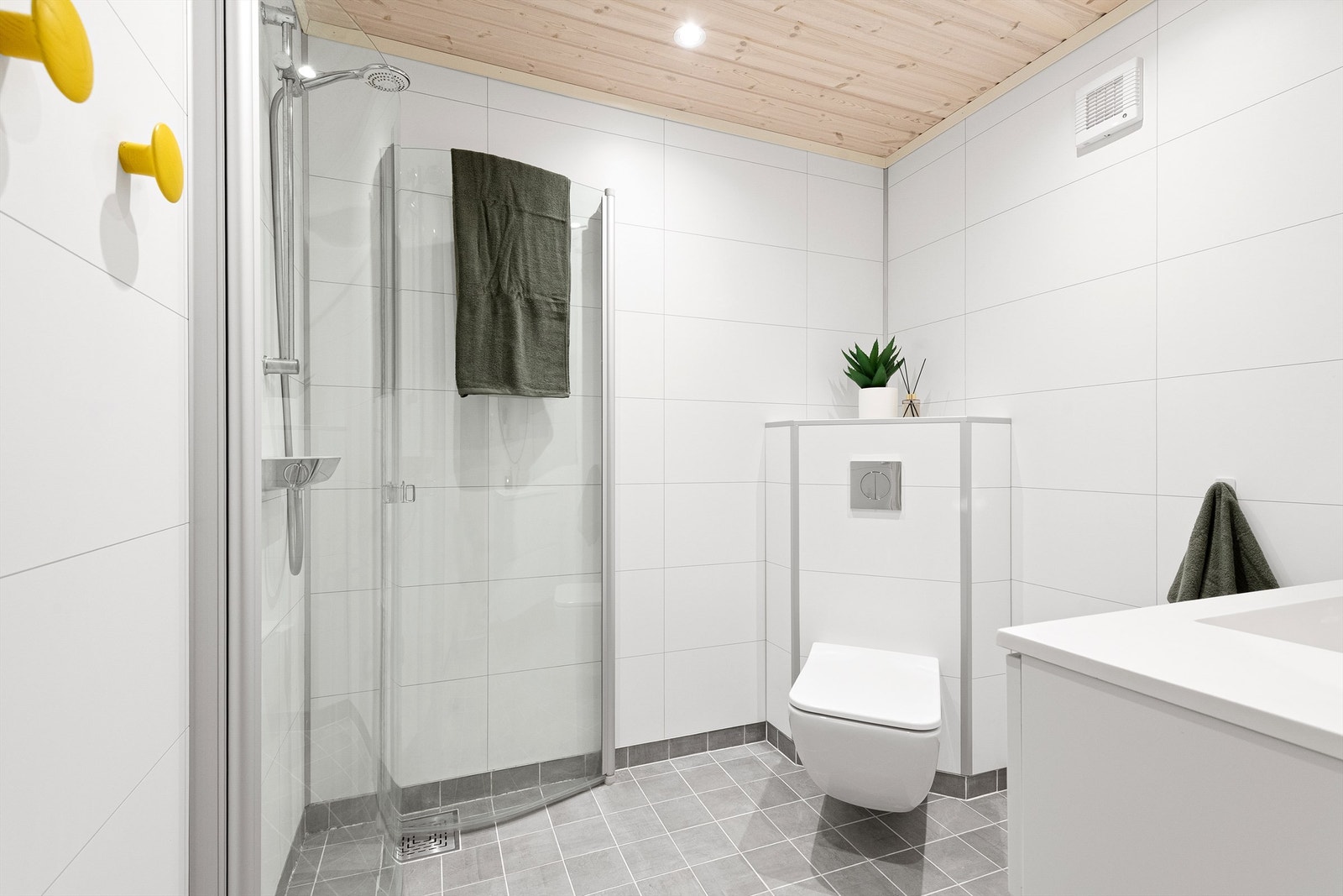 Badet i underetasjen har innrending, wc, og dusjhjørne med foldbare vegger - ikke byggemeldt og godkjent Galleribilde