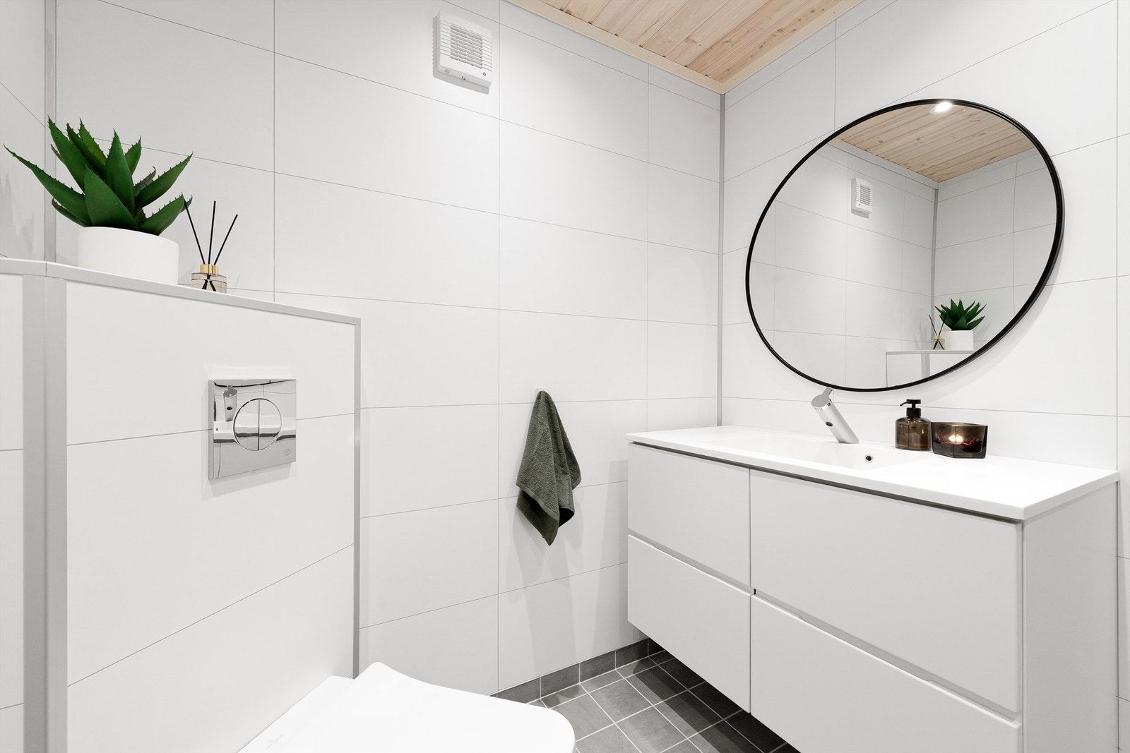 Bad i underetasjen pusset opp i 2011 av eier. Flislagt gulv, baderomsplater på vegger og panelte tak med innfelt spottbelysning. Galleribilde