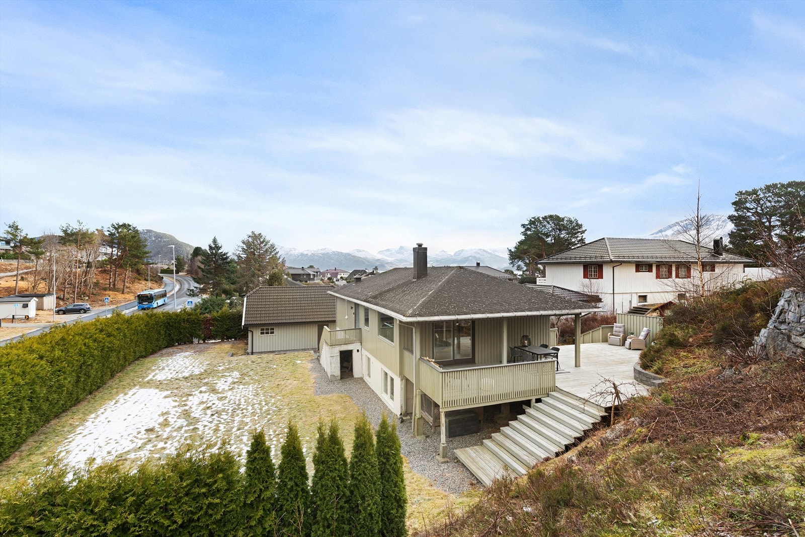 Dronebilde av eiendommen og tomten mot vest Galleribilde