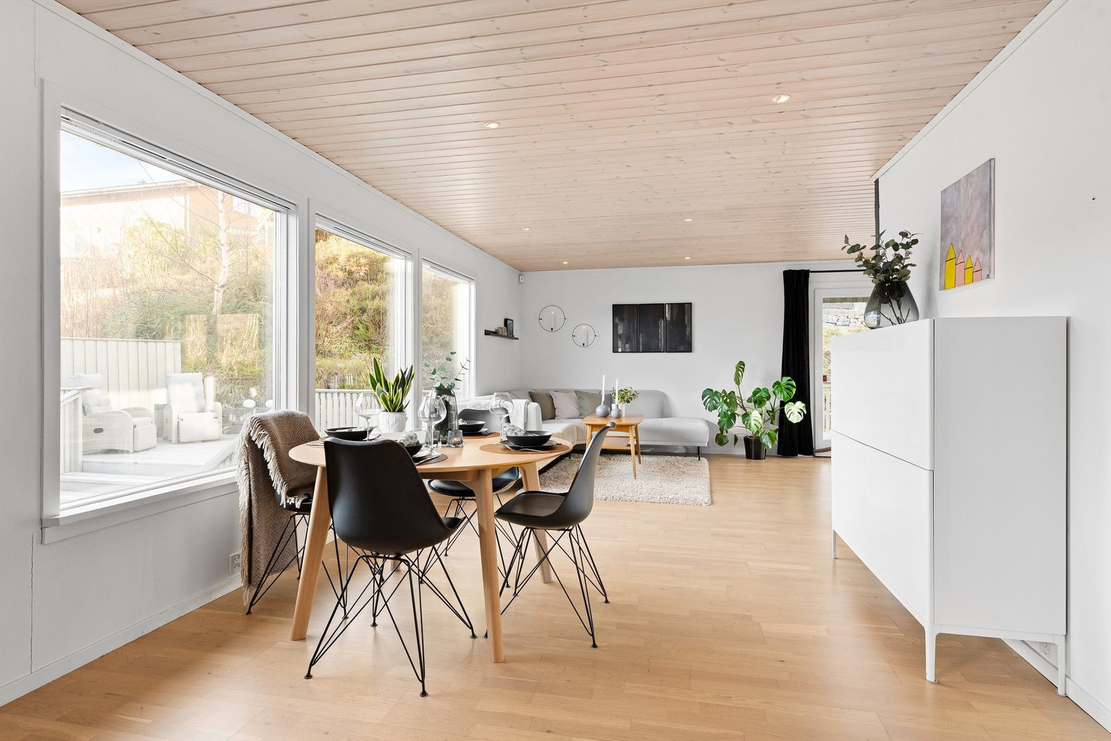 God plass til spisestue ved vndu mellom kjøkken og stue Galleribilde