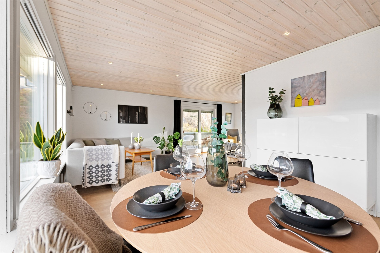 Fra spisestue mot stue Galleribilde