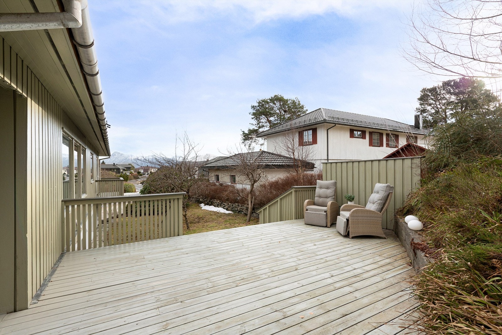 Det er adkomst fra terrassen med trapp mot øst til hage Galleribilde