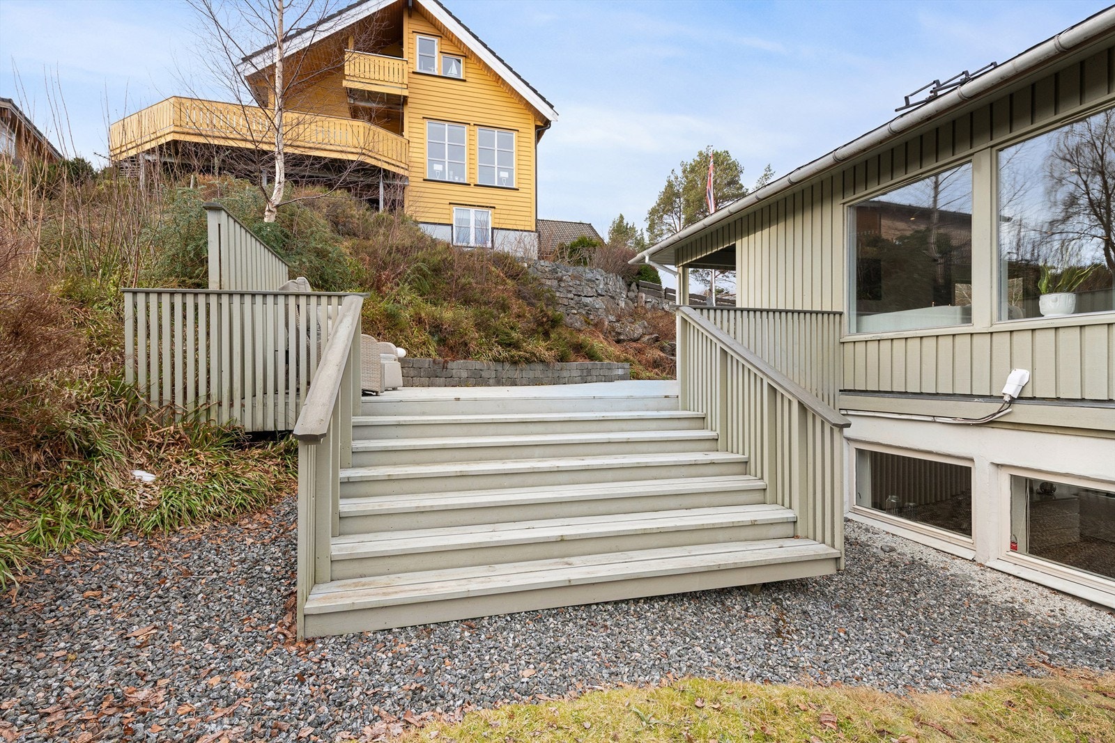 Trapp fra terrassen mot sydvest til hage mto syd Galleribilde