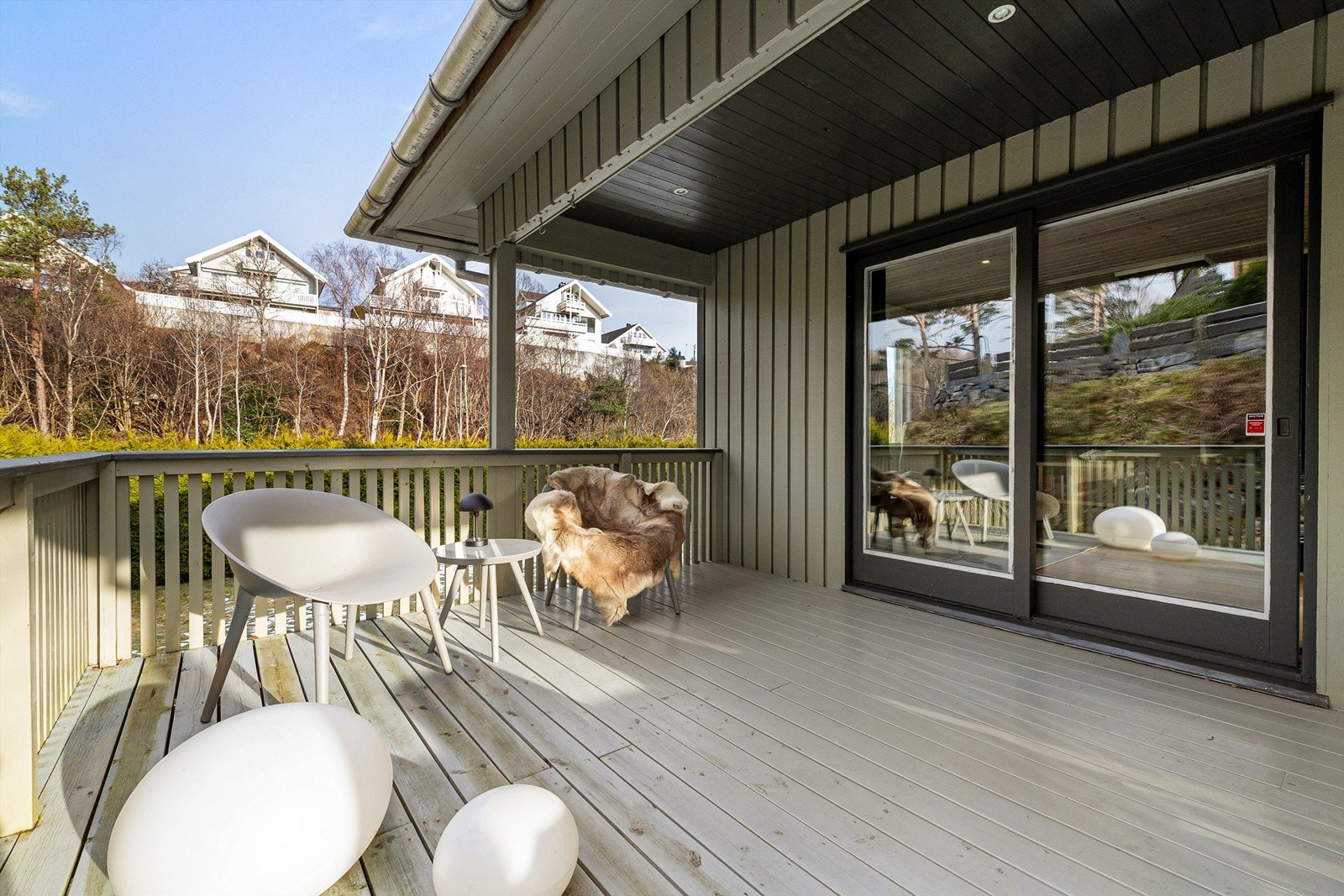 Deler av terrassen er overbygd og har god plass til flere soner og sitteplasser Galleribilde