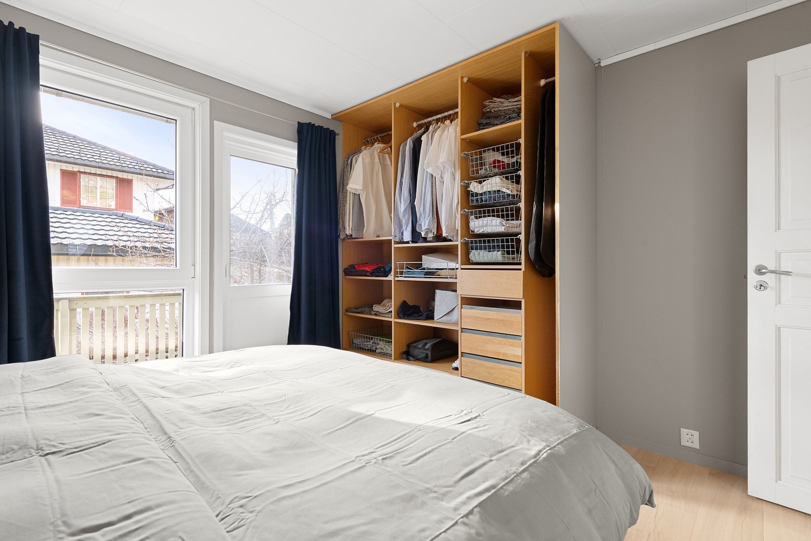 Stor åpen garderobeinnredning med god skapplass på hovedsoverom Galleribilde