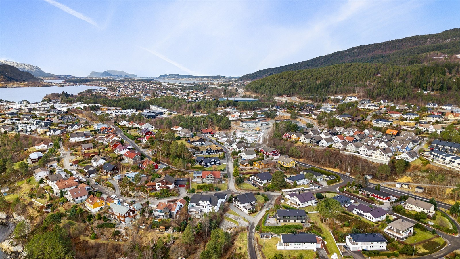 Dronebilde av boligområdet på Flisneset tatt fra øst mot vest Galleribilde