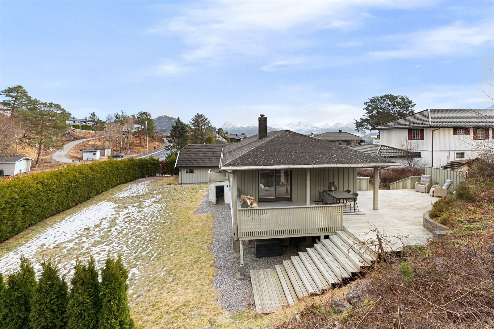 Dronebilde av fasade mot vest, terrasse og hagen mot nord Galleribilde