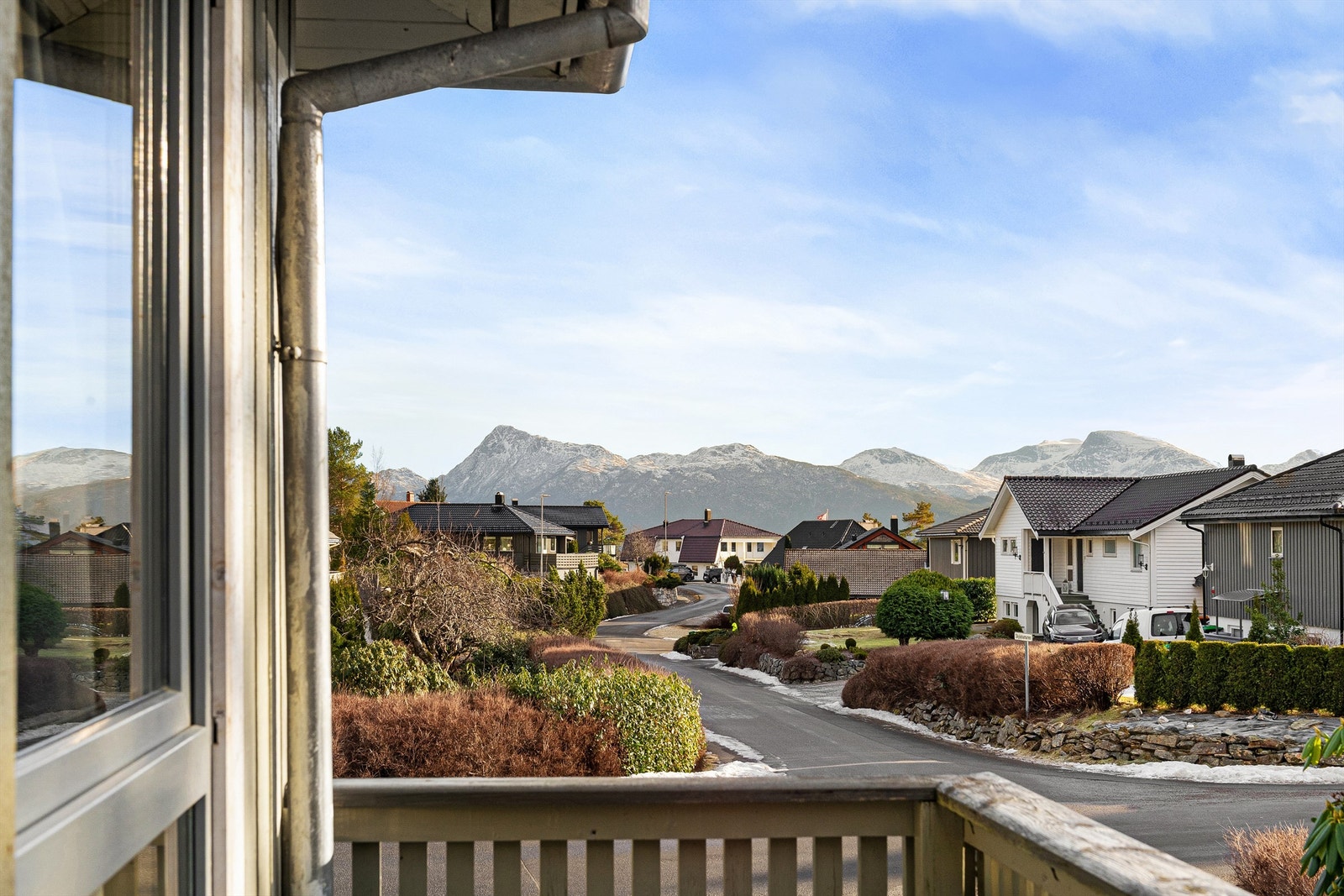 Utsikt mot sydøst fra balkongen utenfor hovedsoverom Galleribilde