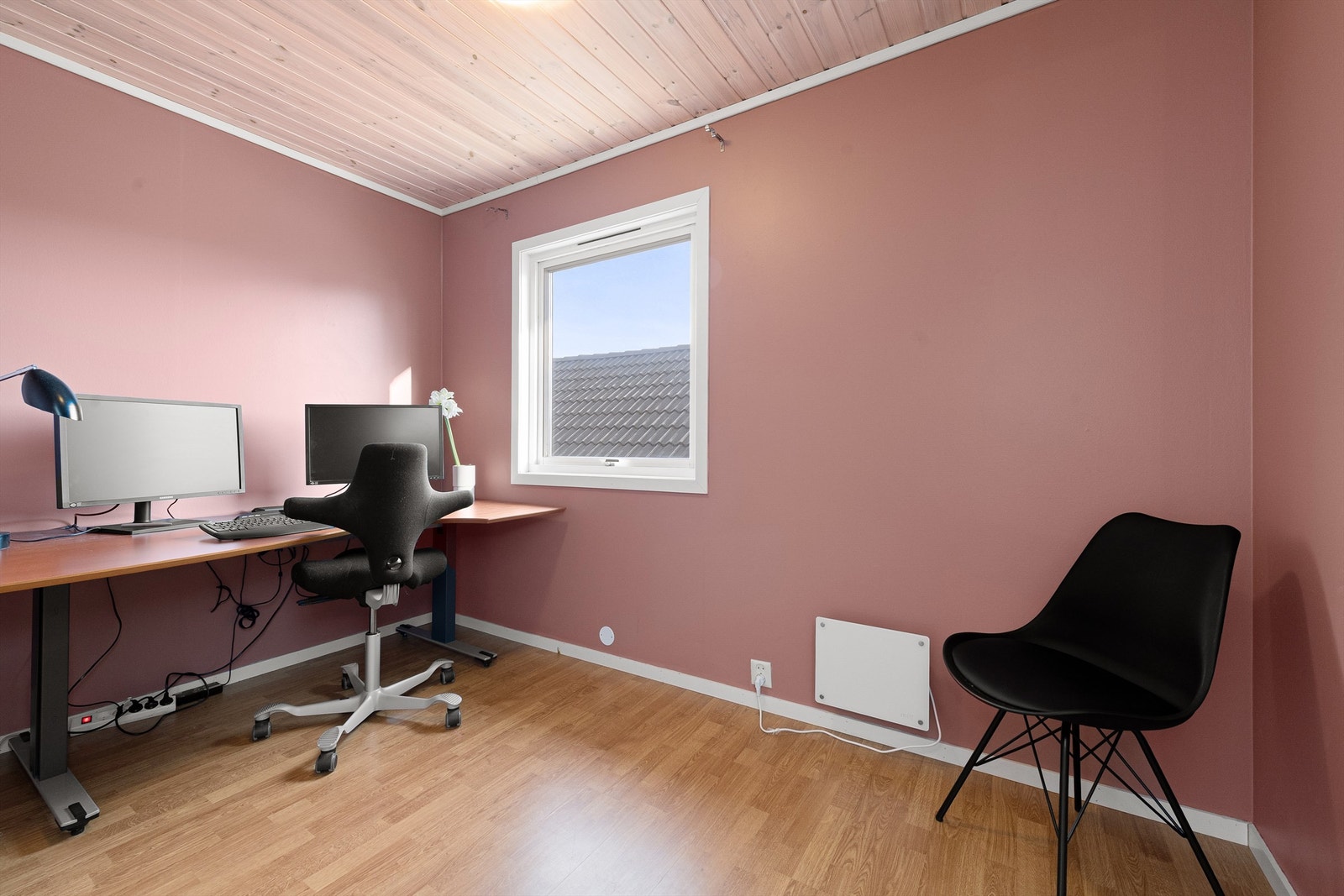 Soverom nr. 2 i hovedetasjen benyttes i dag som kontor Galleribilde