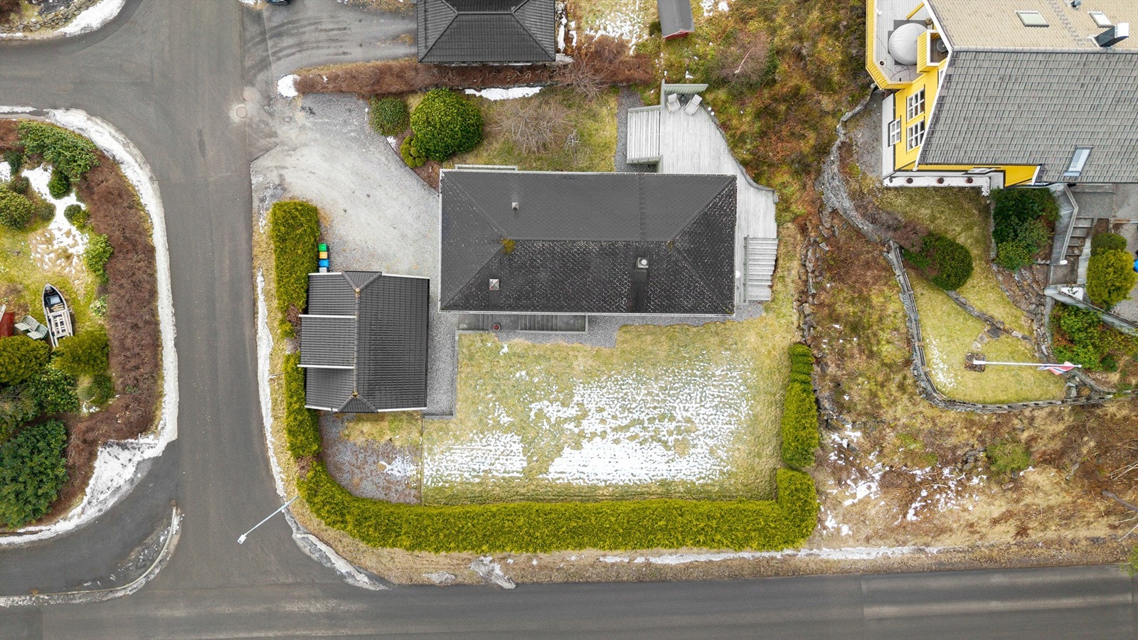 Dronebilde av tomten tatt fra fugleperspektiv Galleribilde