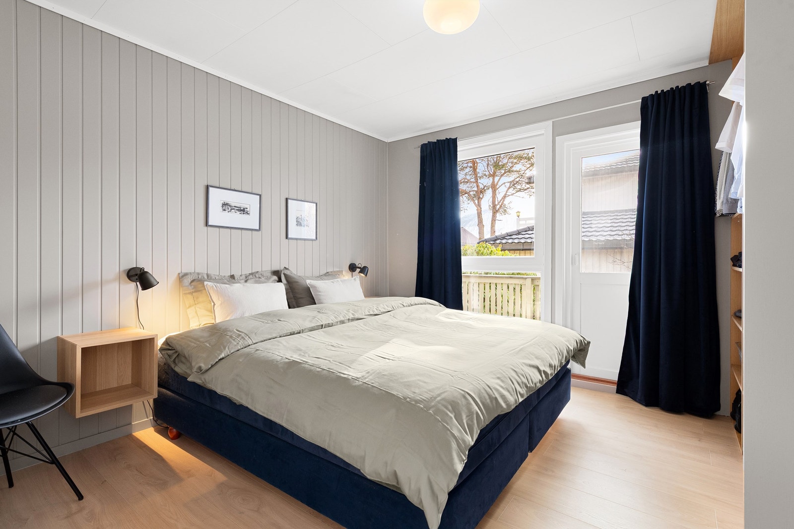 Hovedsoverom i 1. etasje med utgang til balkong Galleribilde