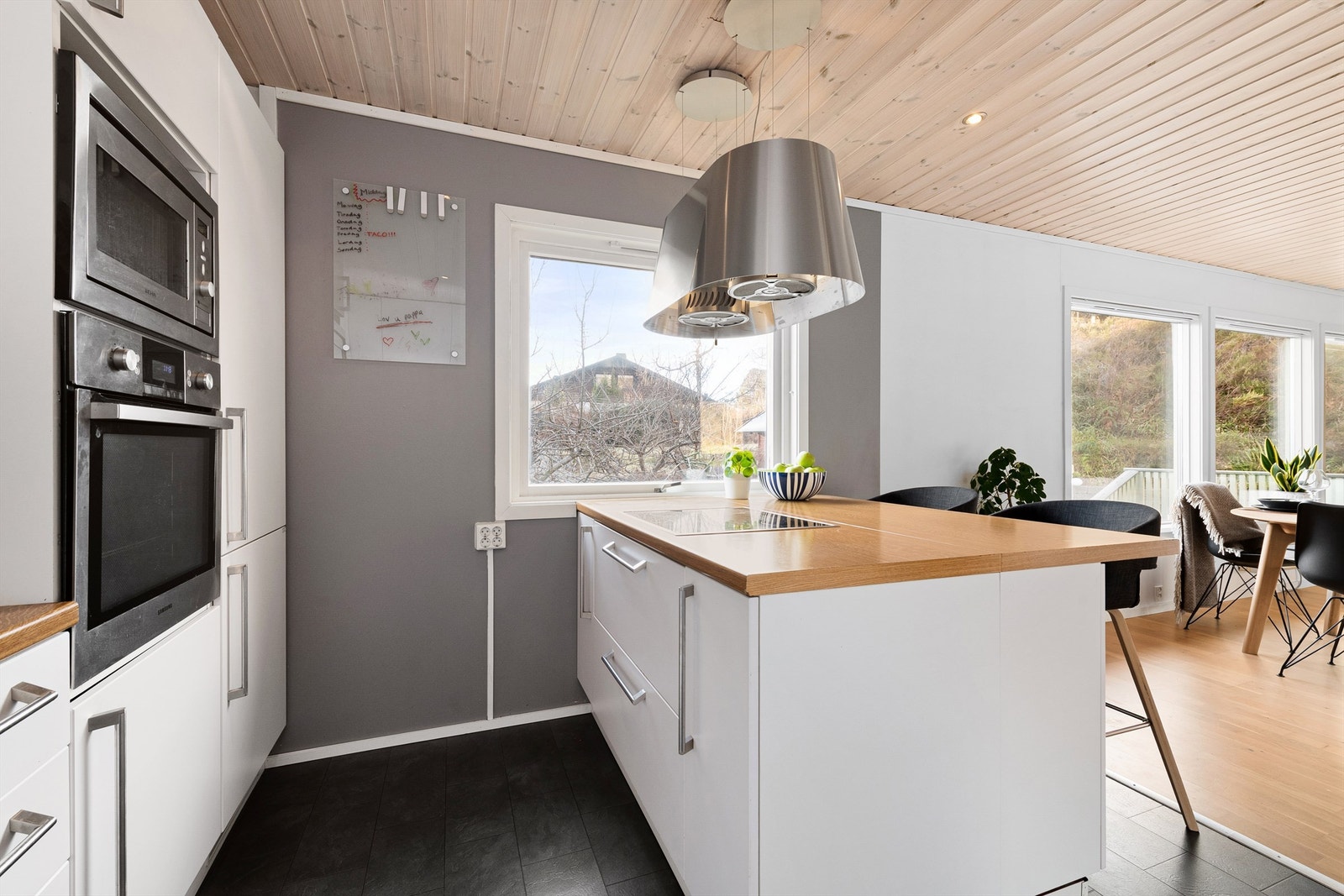 Flott og praktisk kjøkkenøy mot stuedel Galleribilde