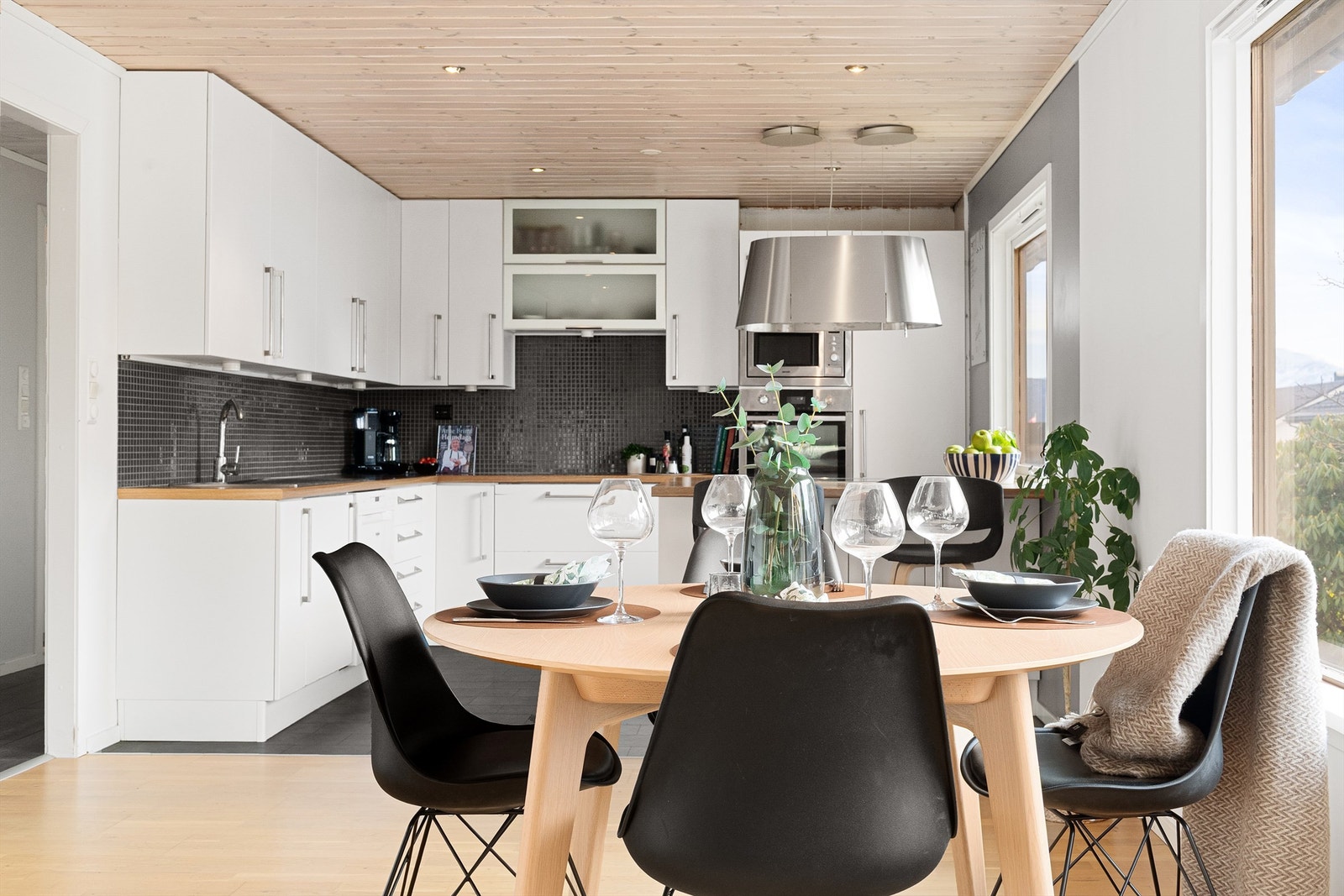 Fra spisestue mot kjøkken Galleribilde