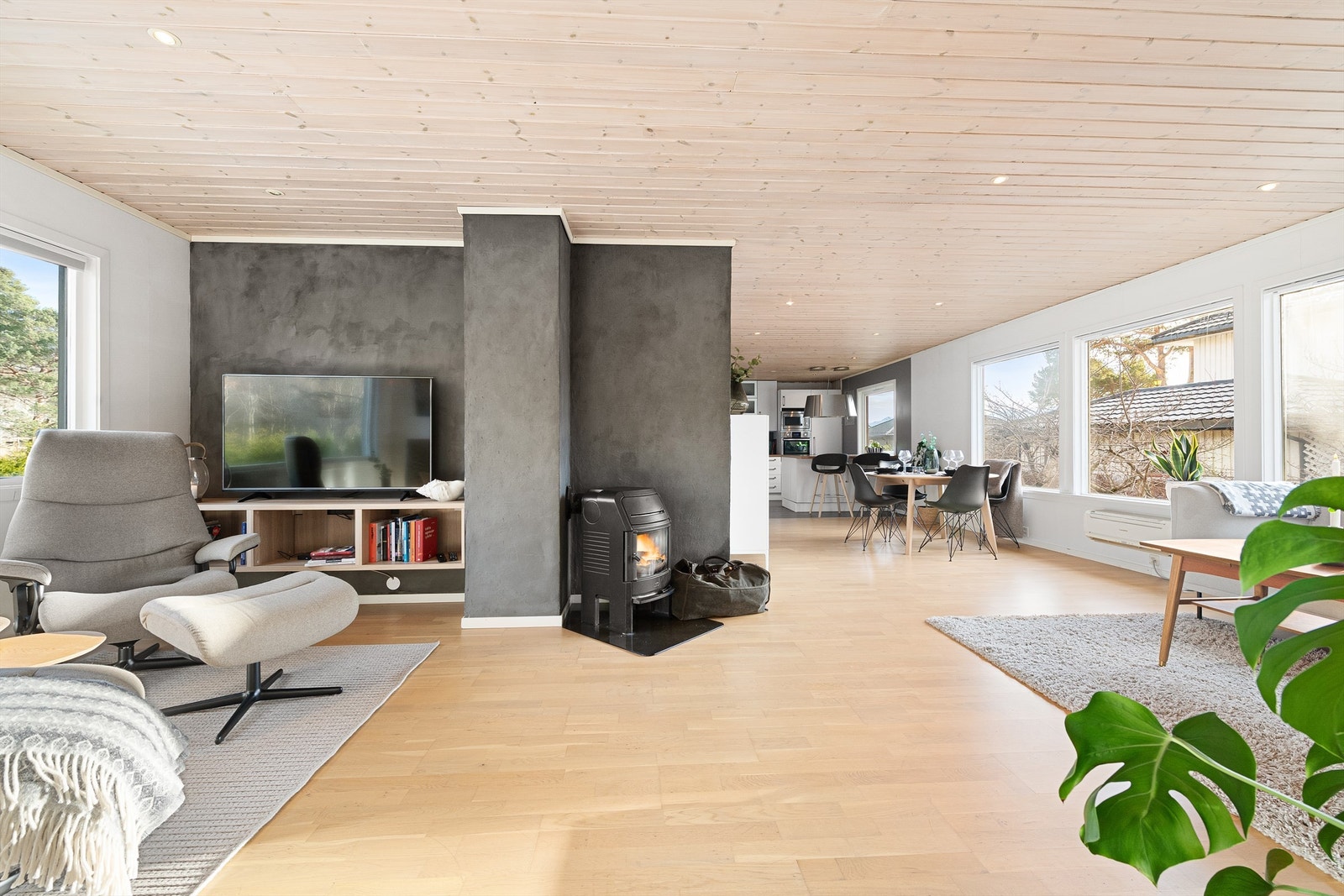 Det er peisovn med glassdør i stuen som gir en lun og hyggelig atmosfære på kjølige dager Galleribilde