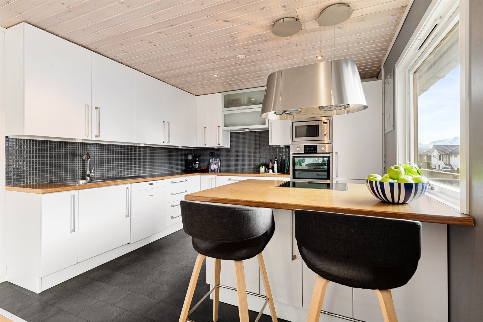 Kjøkkenet har integrert kjøleskap, oppvaskmaskin, platetopp, stekeovn og micro. Flott kjøkkenventilator i stål med kullfilter over kjøkkenøy Galleribilde